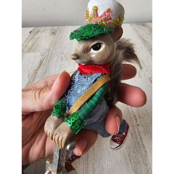 Grandin road Sugarplum sammy Squirrel nutmeg gardener farmer statue figurine Xma - Picture 3 of 10